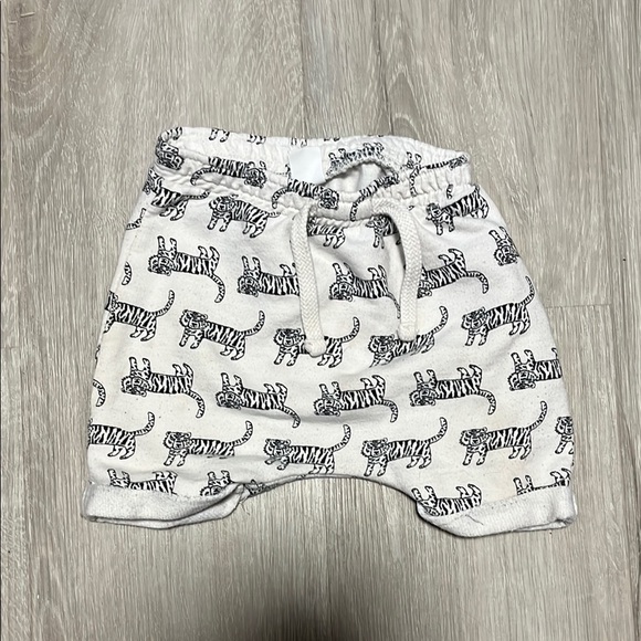 4/$30 Kids White Tiger Print Shorts - Picture 1 of 1